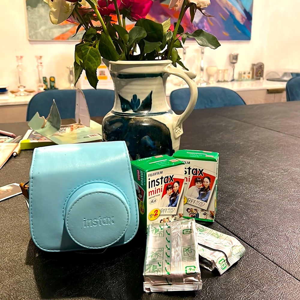 Instax Mini 9 Good Used Condition green/blue Case, batteries, Fuji-film included